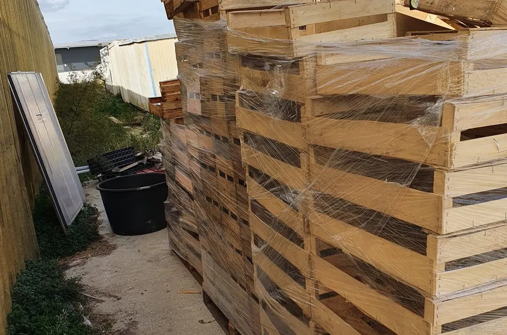 Cagettes en bois triées et filmées sur palettes au dépôt